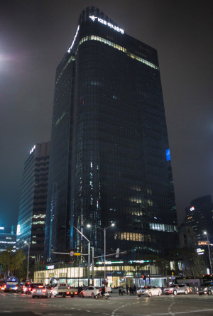 KEB하나은행은 '좋은 일터 행복한 직장 만들기'를 작년 11월부터 실시해 가시적 성과를 나타내고 있다고 26일 밝혔다.  KEB하나은행 제공